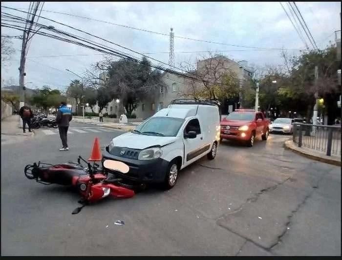 MOTOCICLISTA HERIDA TRAS CHOQUE CON CAMIONETA EN EL CENTRO