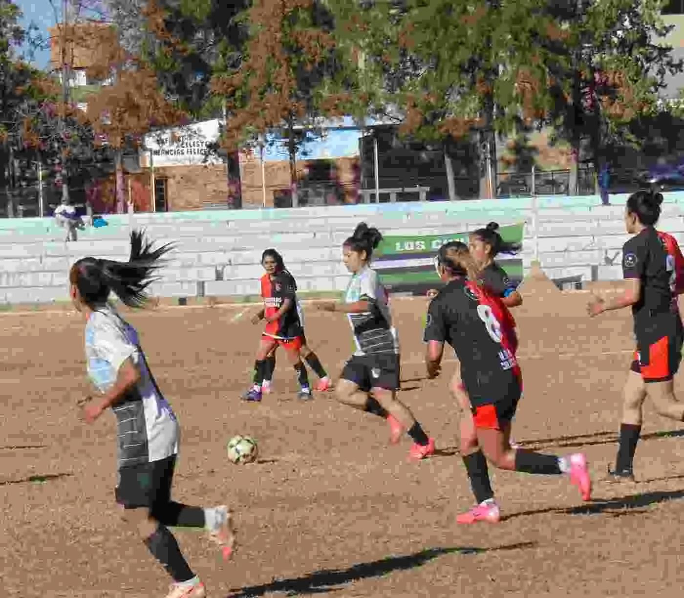 LOS CHUYOS MANTIENE SU LIDERAZGO EN EL FÚTBOL FEMENINO
