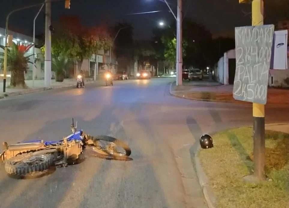 ACCIDENTE EN LA CAPITAL: MOTOCICLISTA Y PEATONA HERIDOS