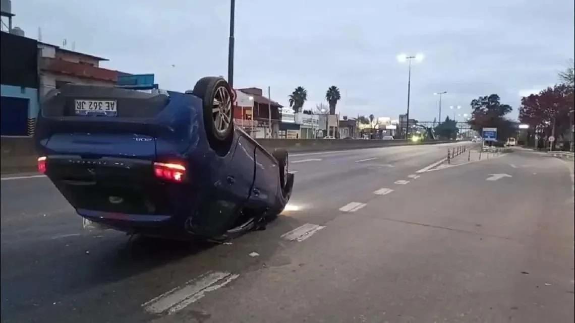 AUTO VOLCADO EN LOMAS DE ZAMORA CON DROGAS Y ALCOHOL