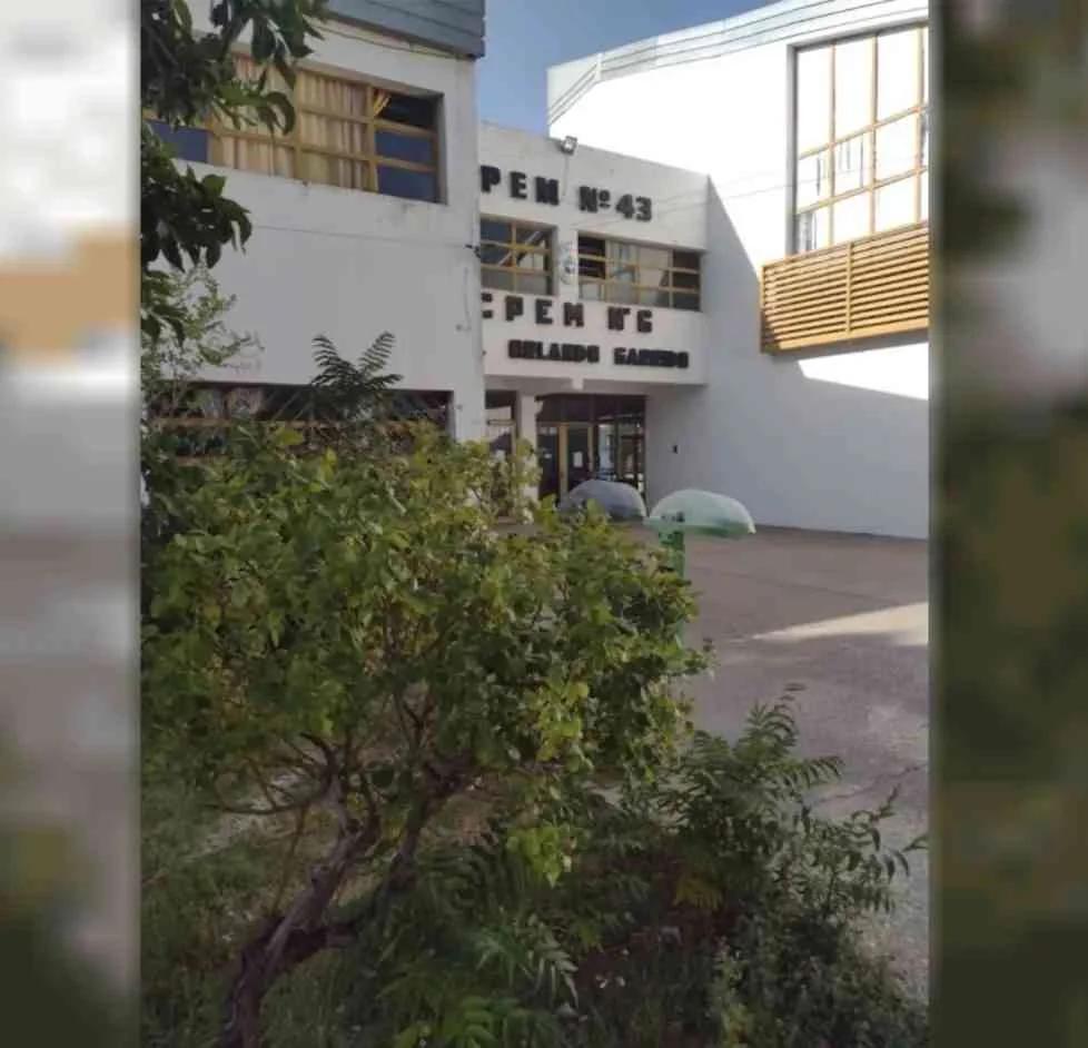 ALUMNO BALEA A COMPAÑERO EN COLEGIO DE NEUQUÉN
