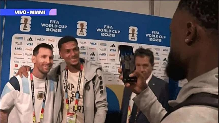MESSI BRILLÓ Y BROMEÓ EN LA ZONA MIXTA