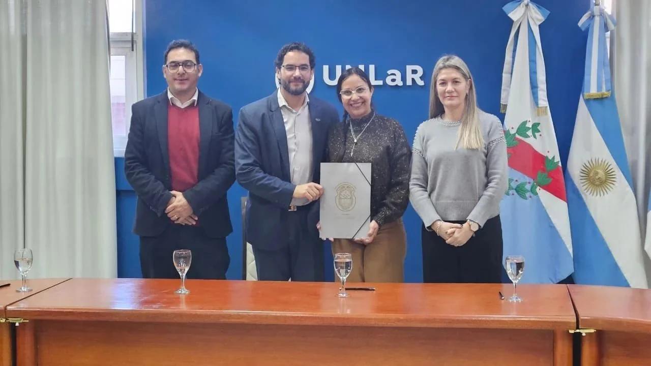 UNLaR FIRMÓ CONVENIO PARA FORTALECER PASANTÍAS EN EMPRESAS