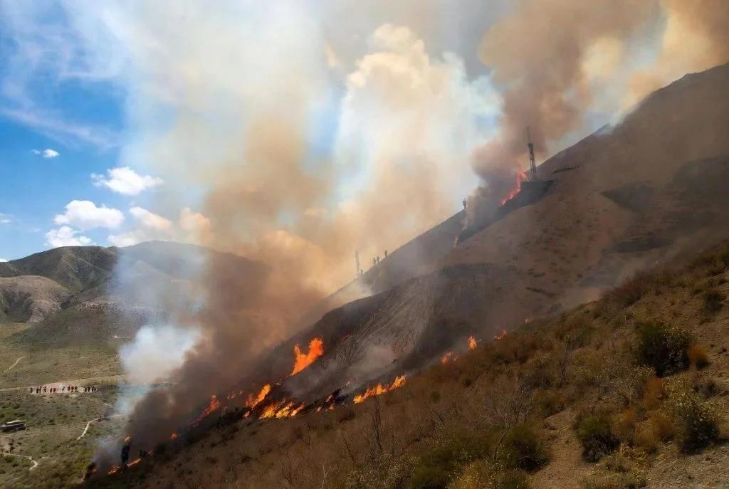 AVANZA EL CONTROL DE INCENDIOS EN CUESTA DEL PIQUE Y SIERRAS DE GUANCHÍN