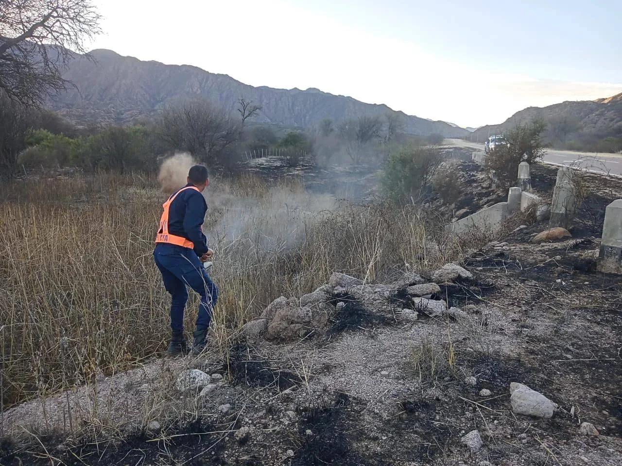 CONTROLAN INCENDIO DE PASTIZALES EN RUTA NACIONAL N° 75