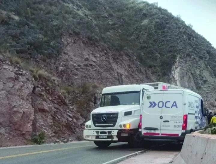 CAMIÓN COLISIONA CON COMBI EN RUTA NACIONAL 40