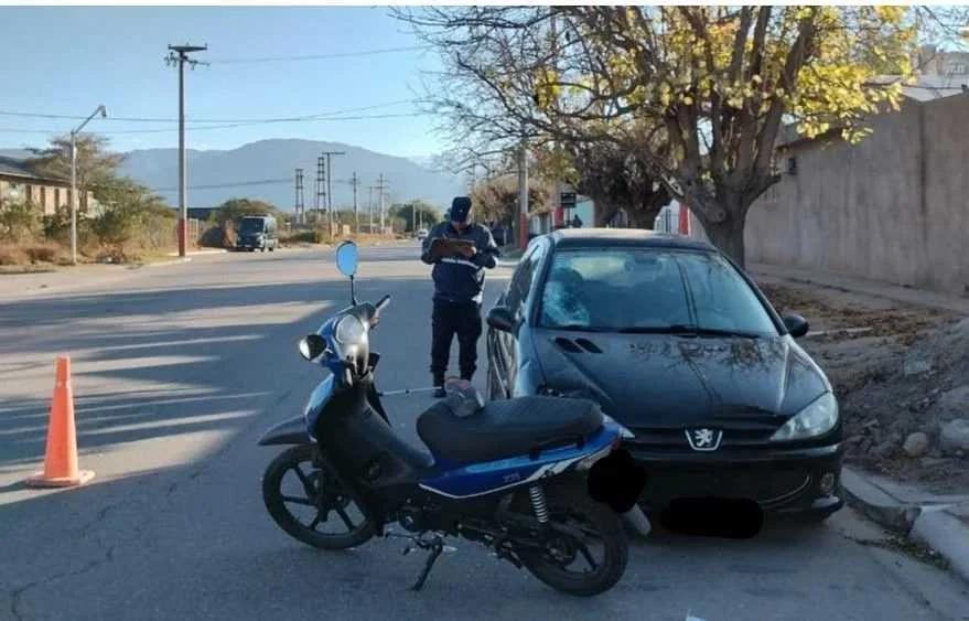 Motociclista choca contra auto y sufre graves lesiones