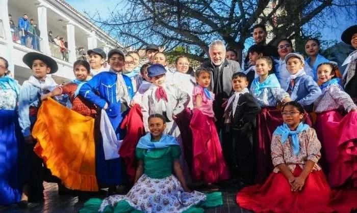 CELEBRANDO EL PERICÓN CON MÁS DE 120 ARTISTAS