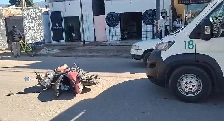 MOTOCICLISTA QUEDA INCONSCIENTE TRAS CHOQUE CON AUTO
