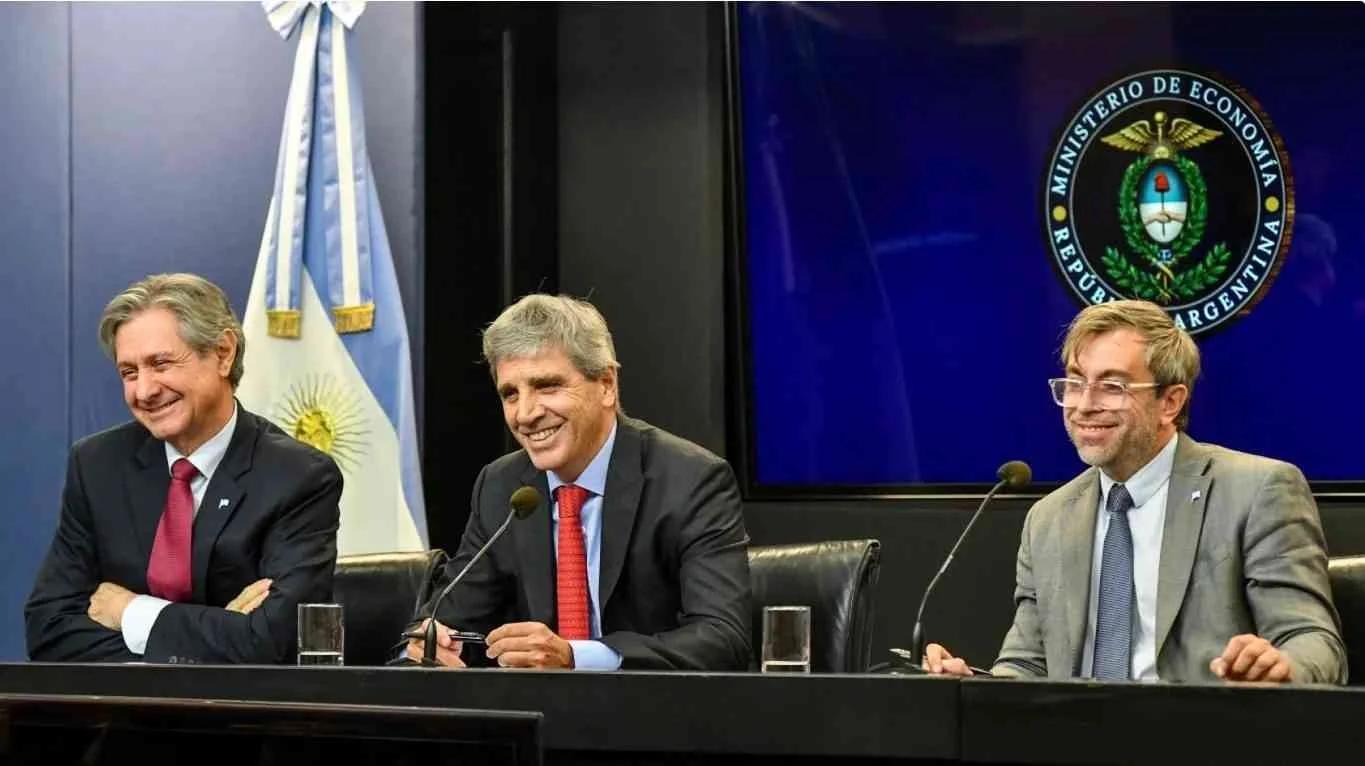 Luis Caputo defendió el programa financiero 2027