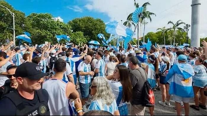 BANDERAZO EN MIAMI PARA ALENTAR A LA SCALONETA