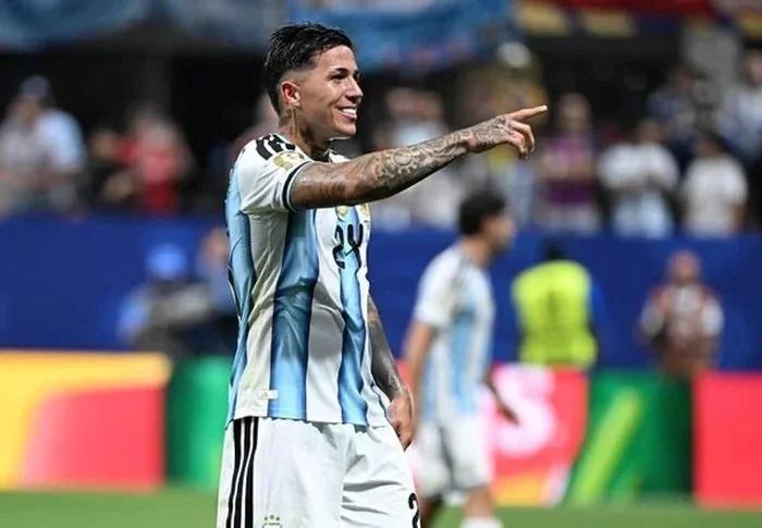 ENZO FERNÁNDEZ ANOTA Y AGRADECE A DIOS