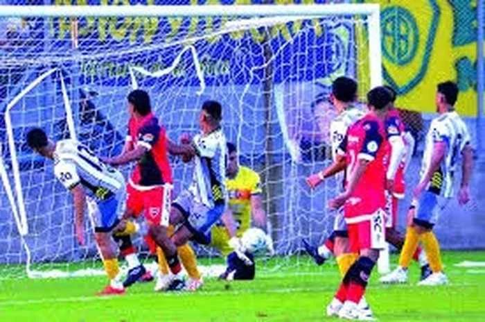 PARTIDOS EN VARGAS: DEFENSORES Y VÉLEZ EN ACCIÓN