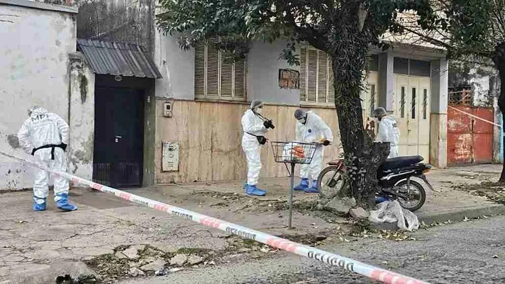 Joven muere tras chocar contra un árbol: hallan herida de bala en su espalda
