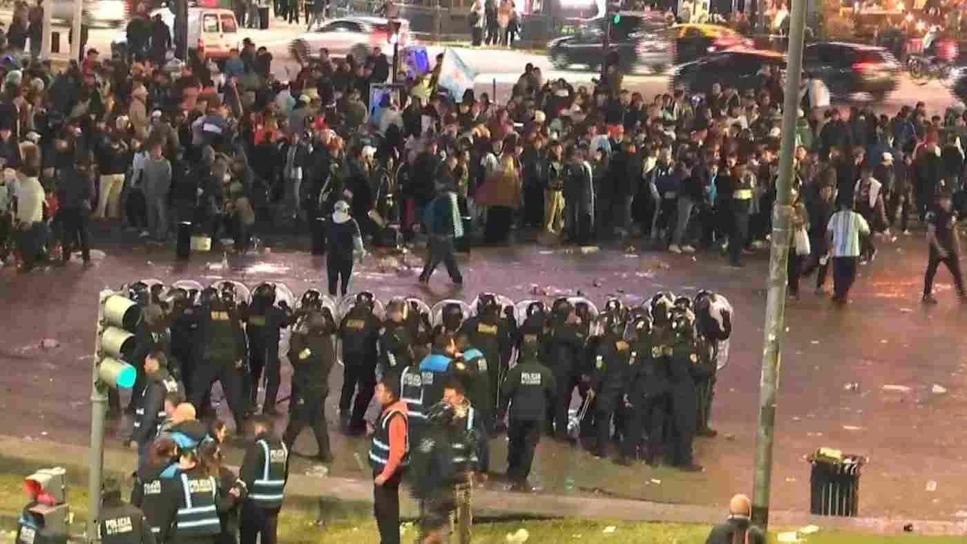 INCIDENTES EN EL OBELISCO TRAS LA VICTORIA DE ARGENTINA