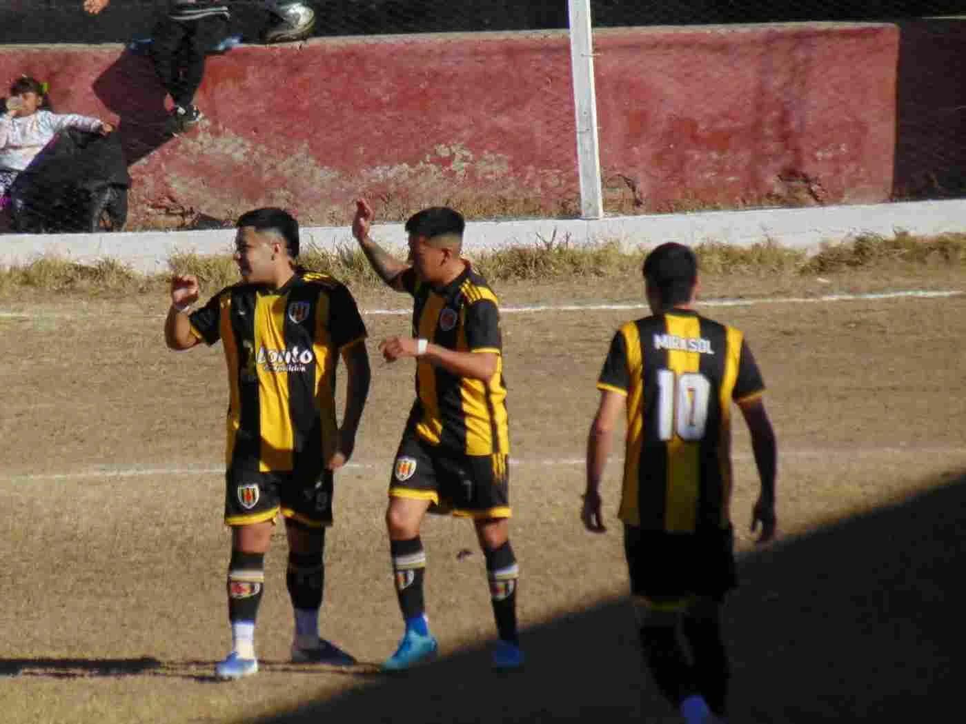 ESTRELLA ROJA GOLEÓ A LOS CHUYOS Y SE ALEJA DEL FONDO