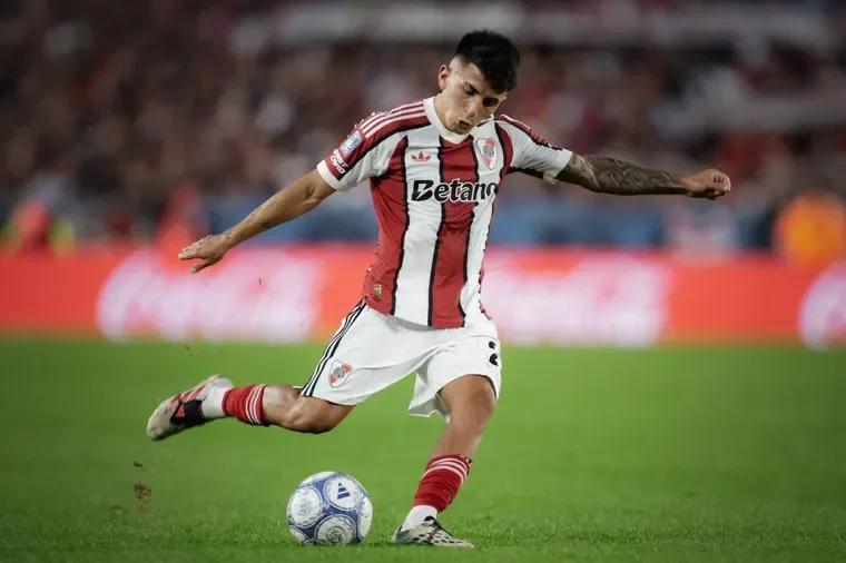 Thiago Almada al banco en la altura de Bogota