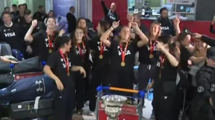 Eufóricas y levantando la Copa del Mundo: así fue la llegada a la Argentina de L