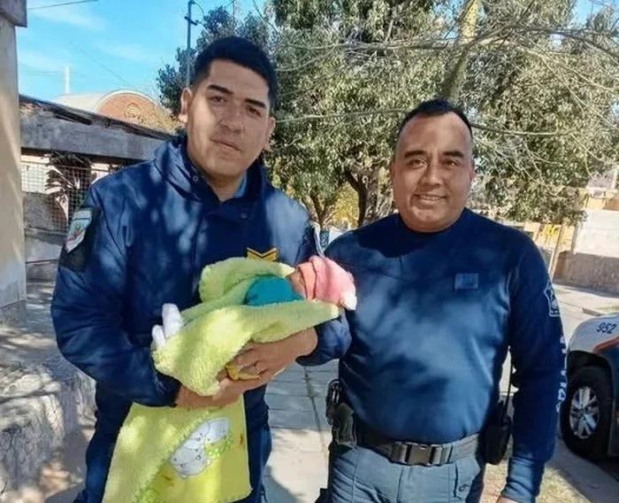 Reconocimiento a policías que salvaron a una bebé en La Rioja
