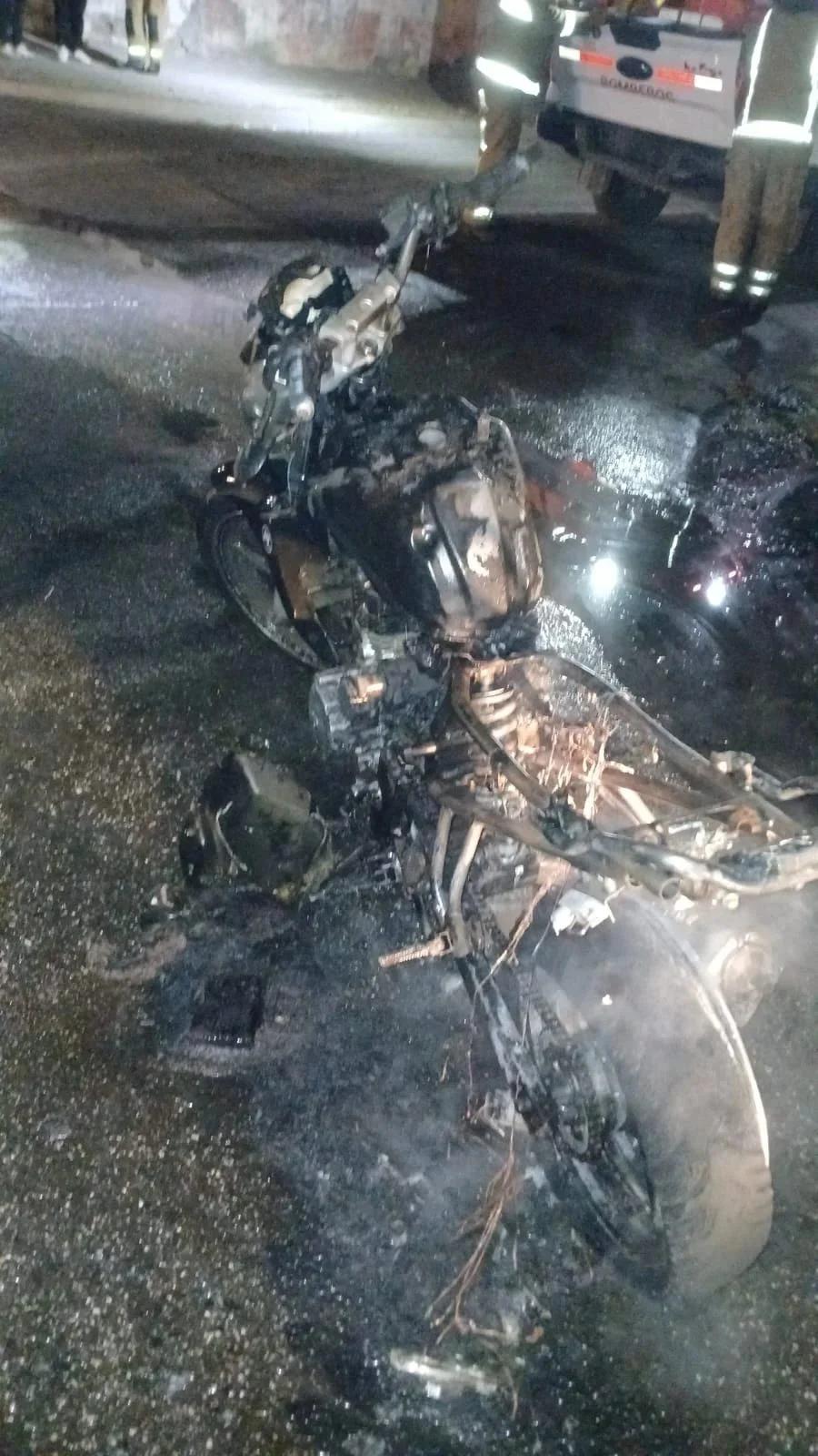 Incendio de motocicleta en el barrio Evita
