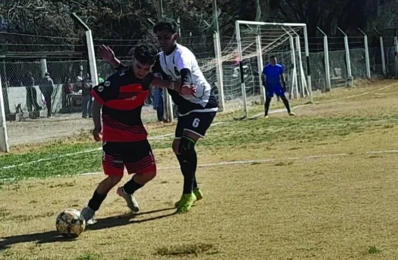 San Vicente sigue firme en la cima del Apertura de Famatina