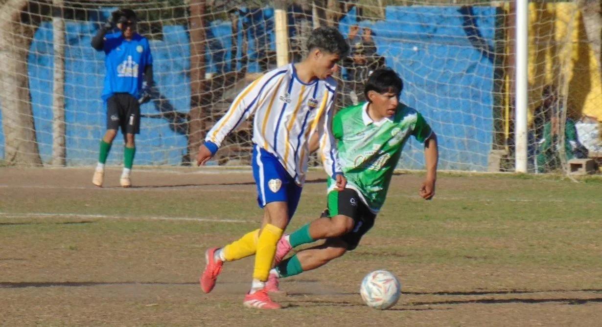 Fútbol de Chilecito: Defensores se quedó con el invicto de Anguinán