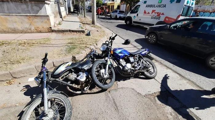 Tres heridos tras un choque entre dos motos en la capital