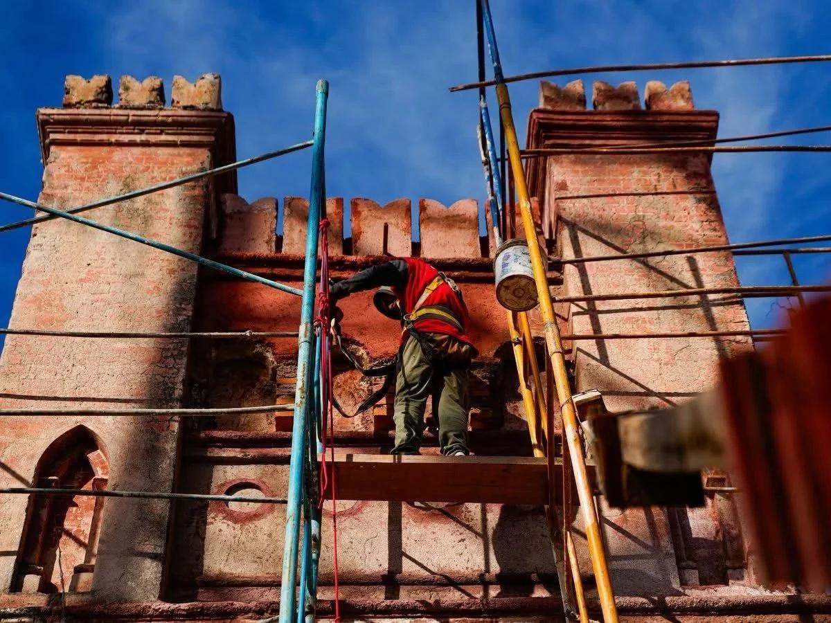 Estudiantes realizan relevamiento de edificio histórico en la Capital