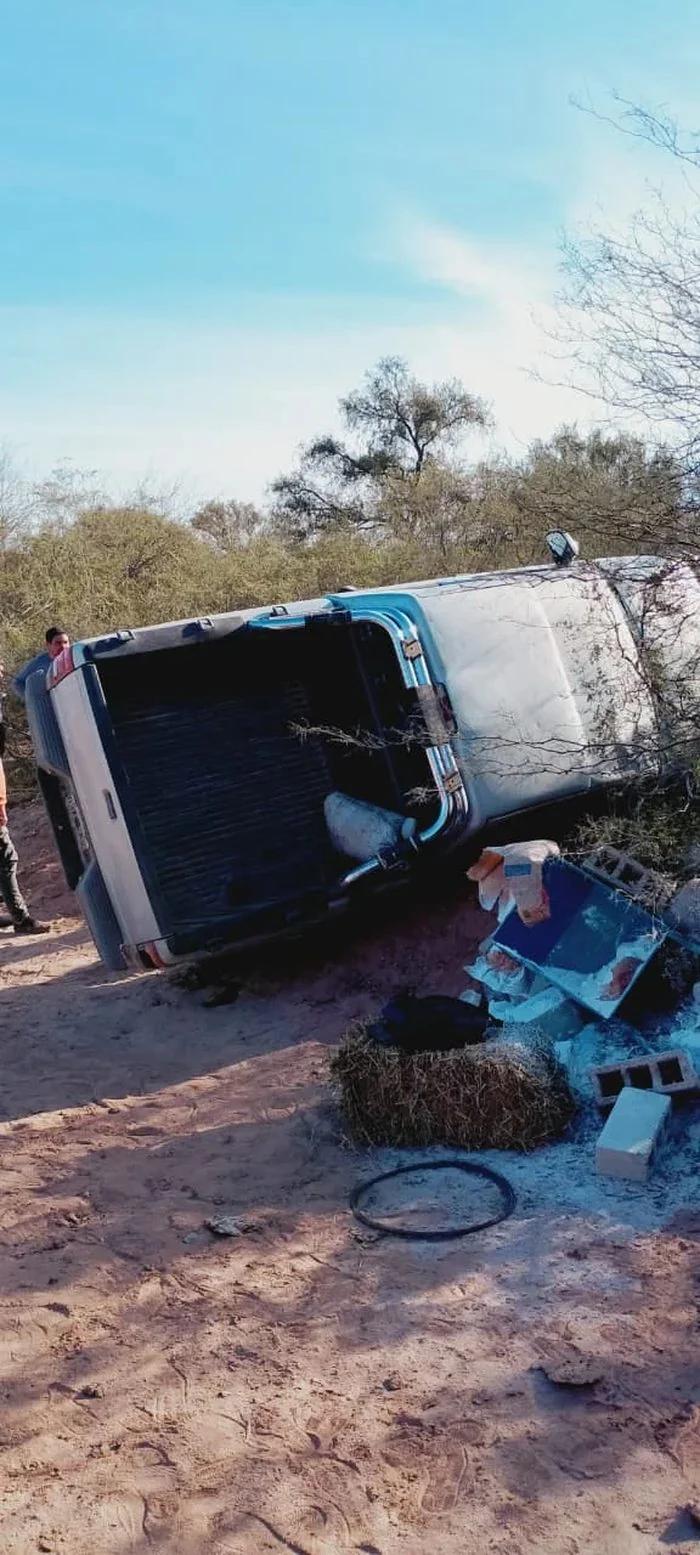 Vuelco de una camioneta en cercanías de El Chañar