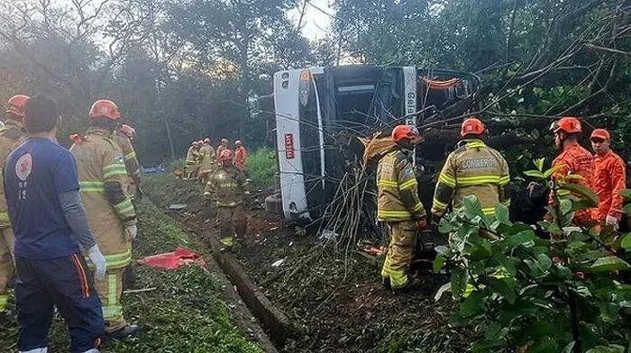 Tragedia vial en Brasil: al menos 10 muertos tras el vuelco de un micro