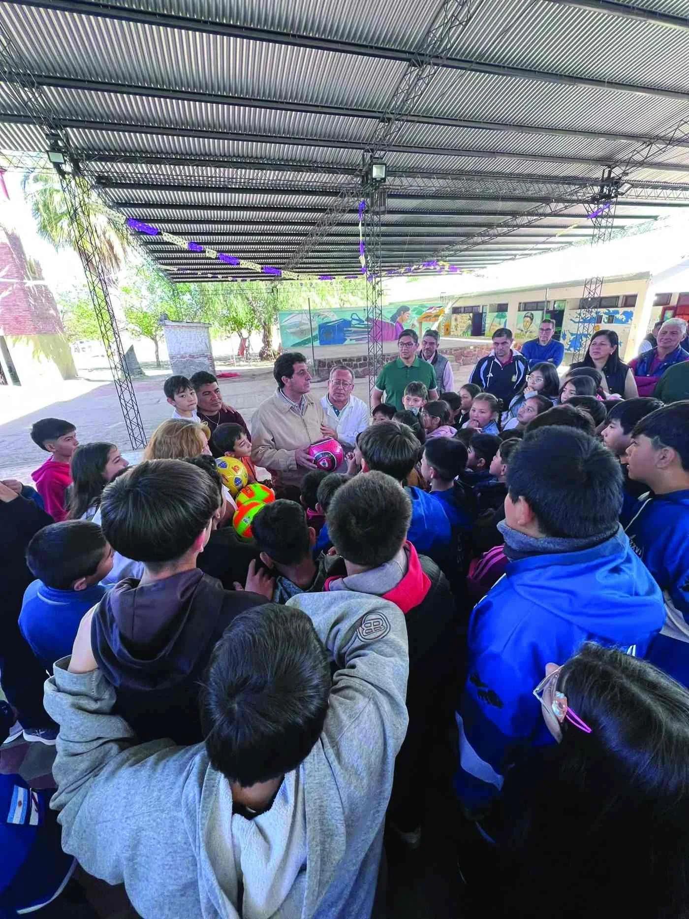 Fernando Rejal visitó la Escuela Nº80 de Tama