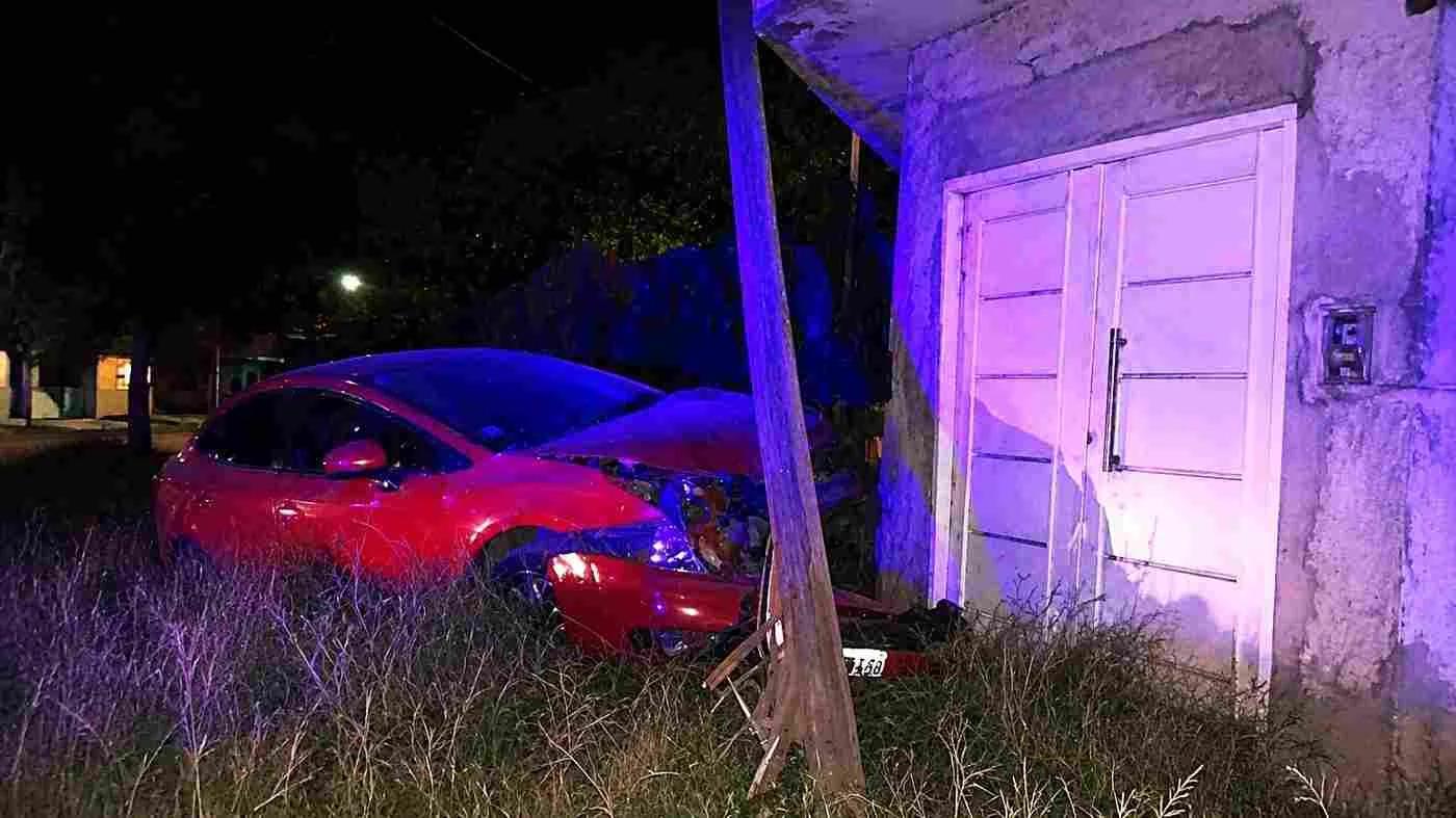 AUTOMÓVIL SE ESTRELLA CONTRA CASA EN CHAMICAL