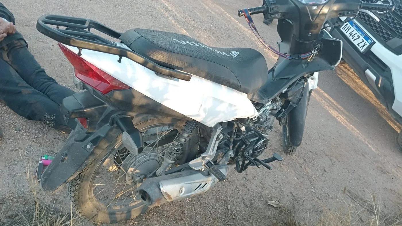 Detienen a dos menores por robo de moto y prendas en el barrio Usina