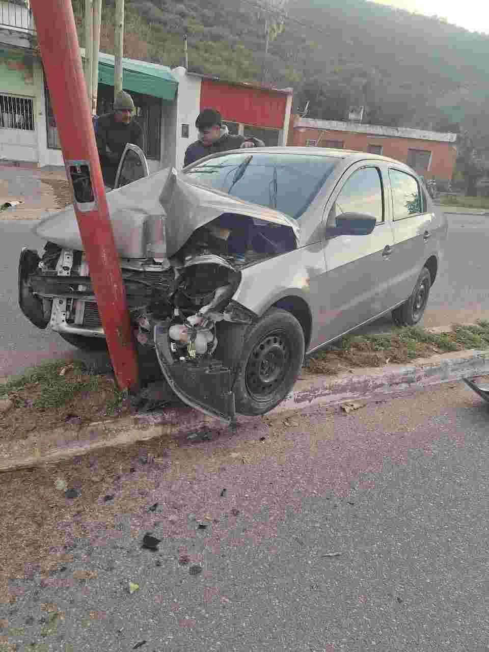 JOVEN DE 21 AÑOS CHOCA CONTRA POSTE DE LUZ EN AVENIDA RAMÍREZ DE VELAZCO
