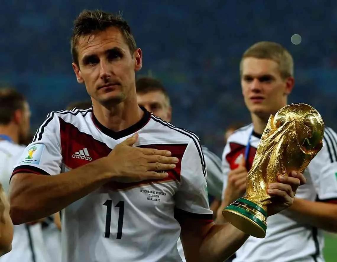 Klose revela la charla con Messi tras su récord