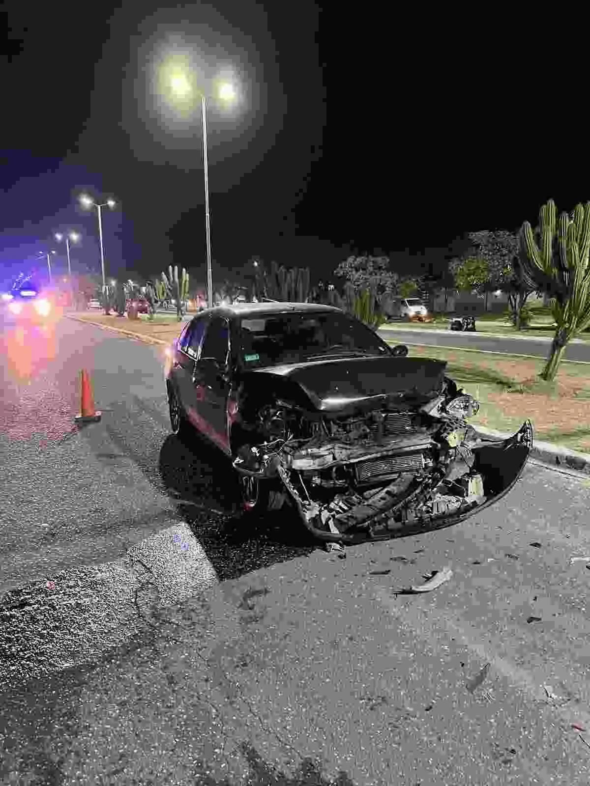 ACCIDENTE EN AVENIDA ORTIZ DE OCAMPO DEJA DOS HERIDOS