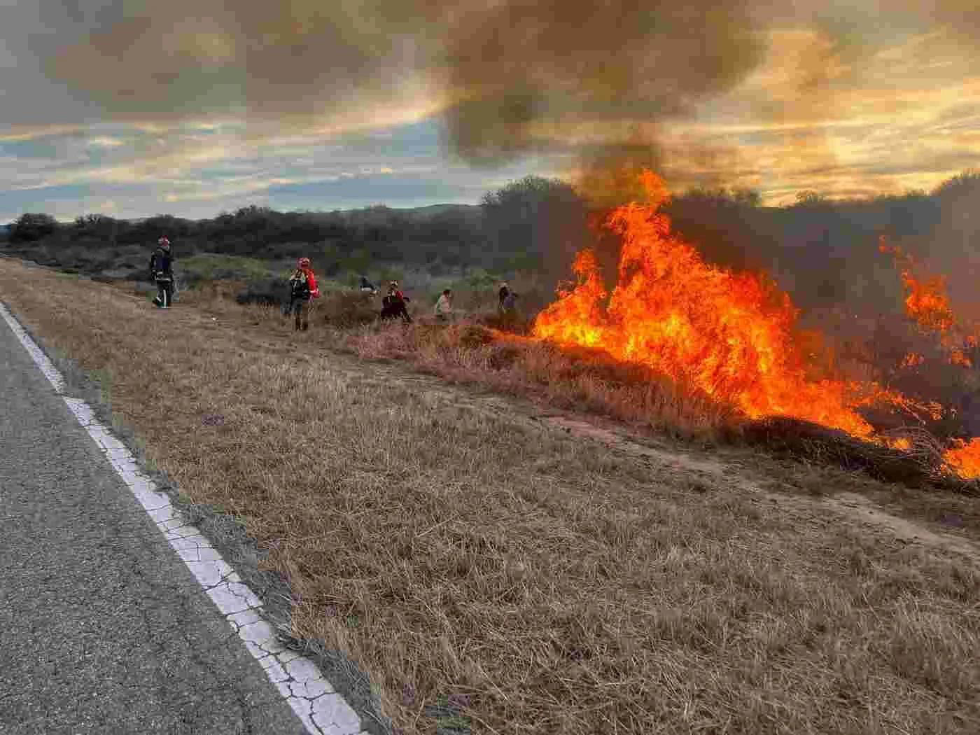 CONTROL DE INCENDIO EN RUTA 79 Junto al Dique El Saladillo