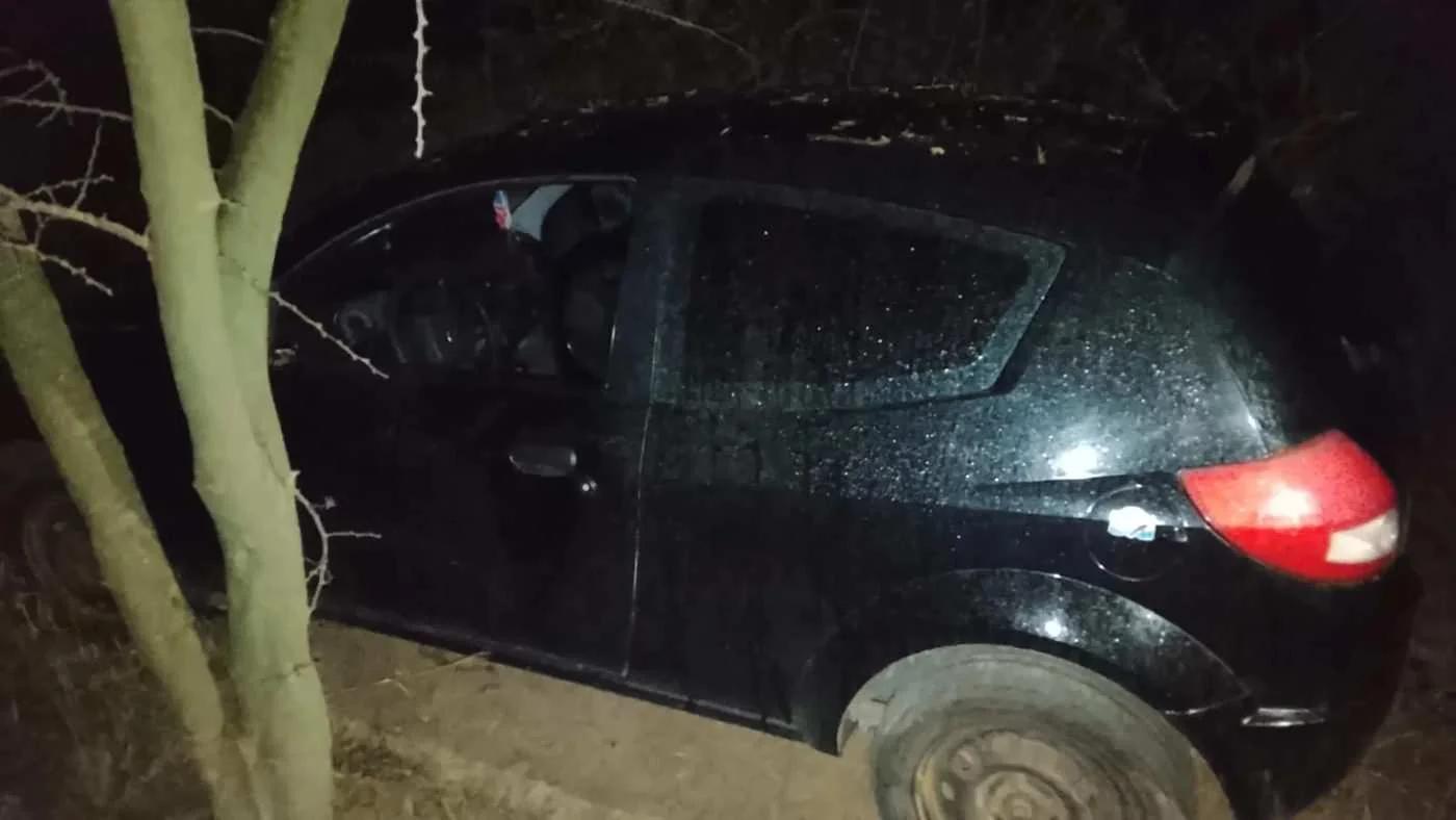 CONDUCTOR PIERDE CONTROL Y TERMINA SU AUTO INCRUSTADO EN EL CAMPO