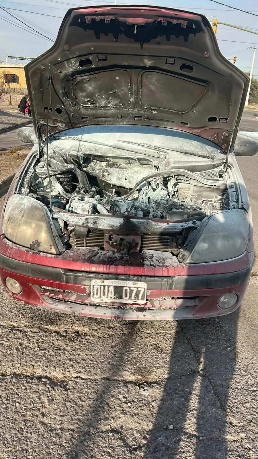 INCENDIO EN AUTOMÓVIL CAUSA DAÑOS MATERIALES