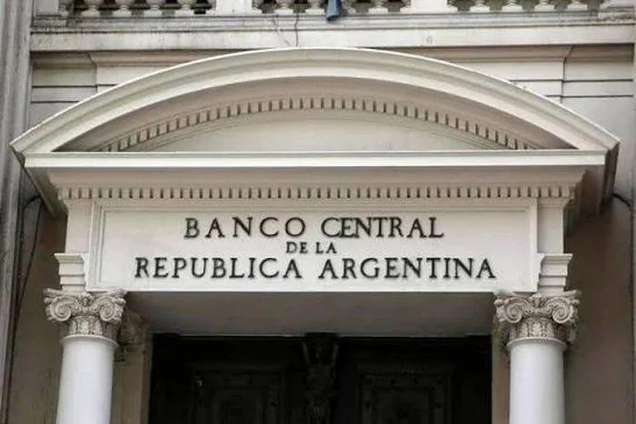 Milei propone penalizar la emisión de moneda y defiende al BCRA