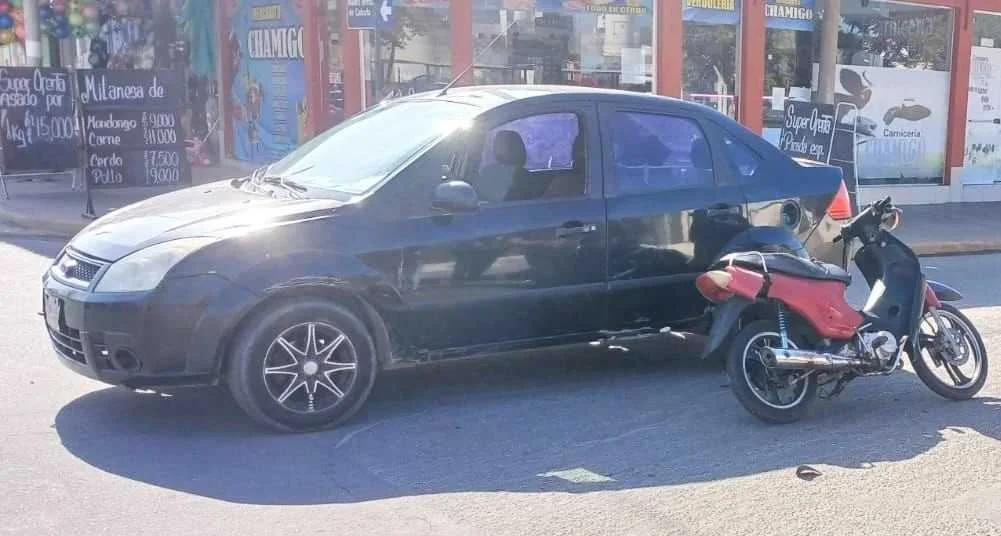 COLISIÓN ENTRE AUTO Y MOTO EN LA RIOJA DEJÓ SOLO DAÑOS MATERIALES