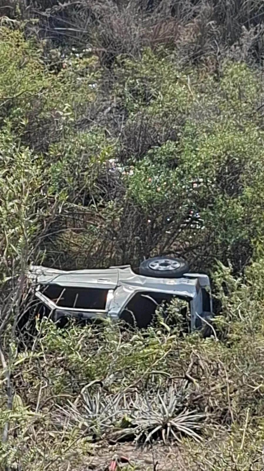 TRES HOMBRES SOBREVIVEN A UN VUELCO EN SANTA FLORENTINA