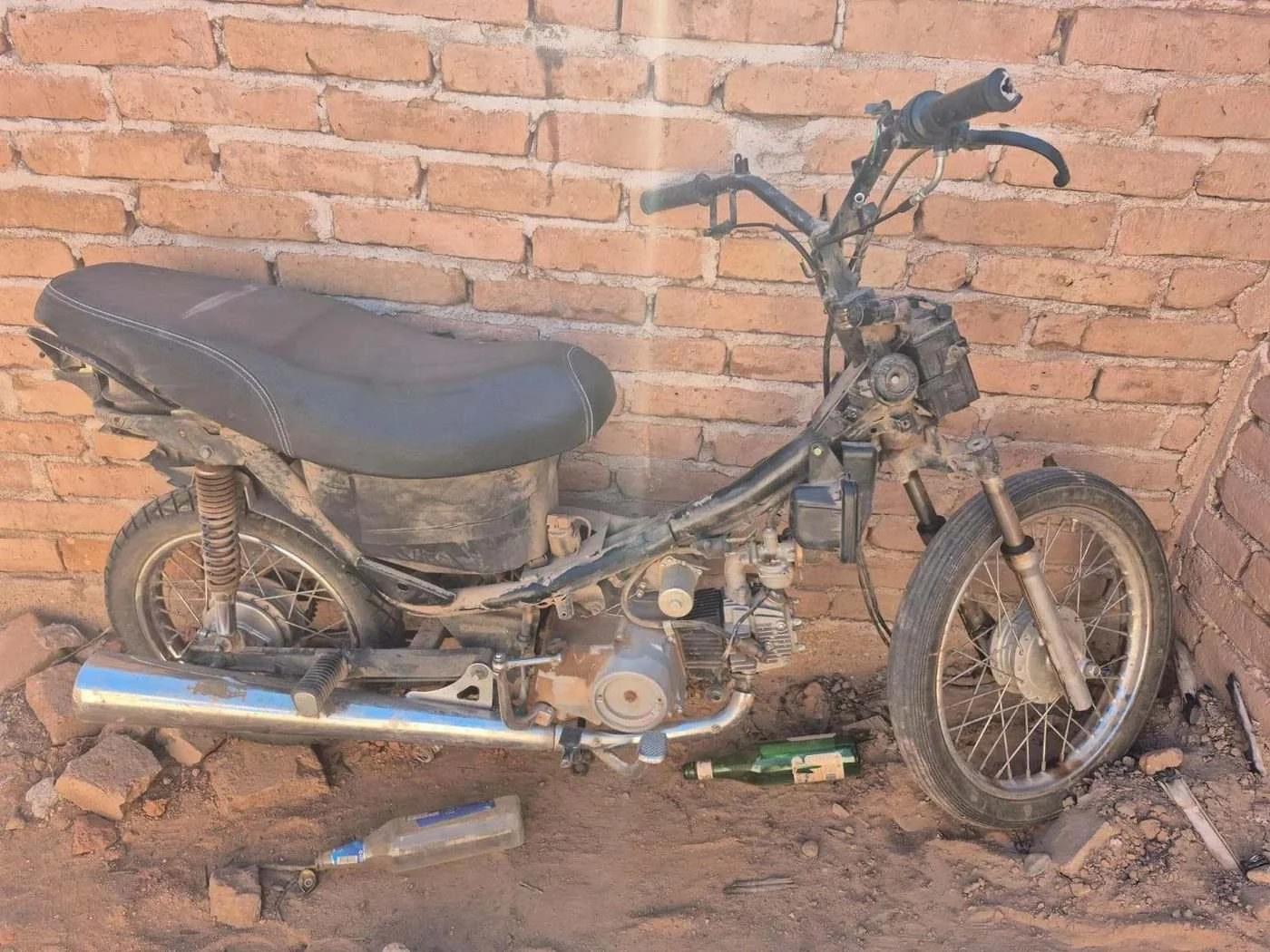 POLICÍA RECUPERA MOTOCICLETA ABANDONADA
