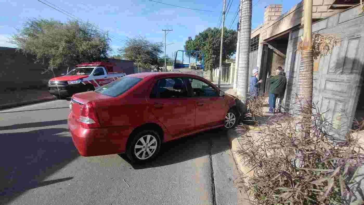 MUJER HERIDA TRAS CHOCAR SU AUTO CONTRA UN ÁRBOL