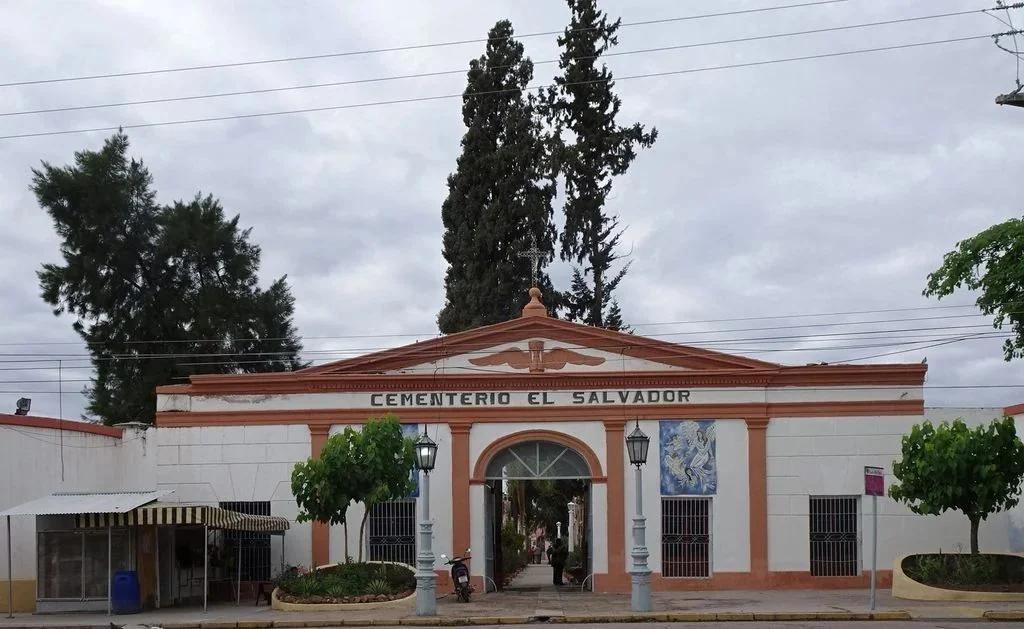 Denuncian robo masivo de placas en el Cementerio El Salvador
