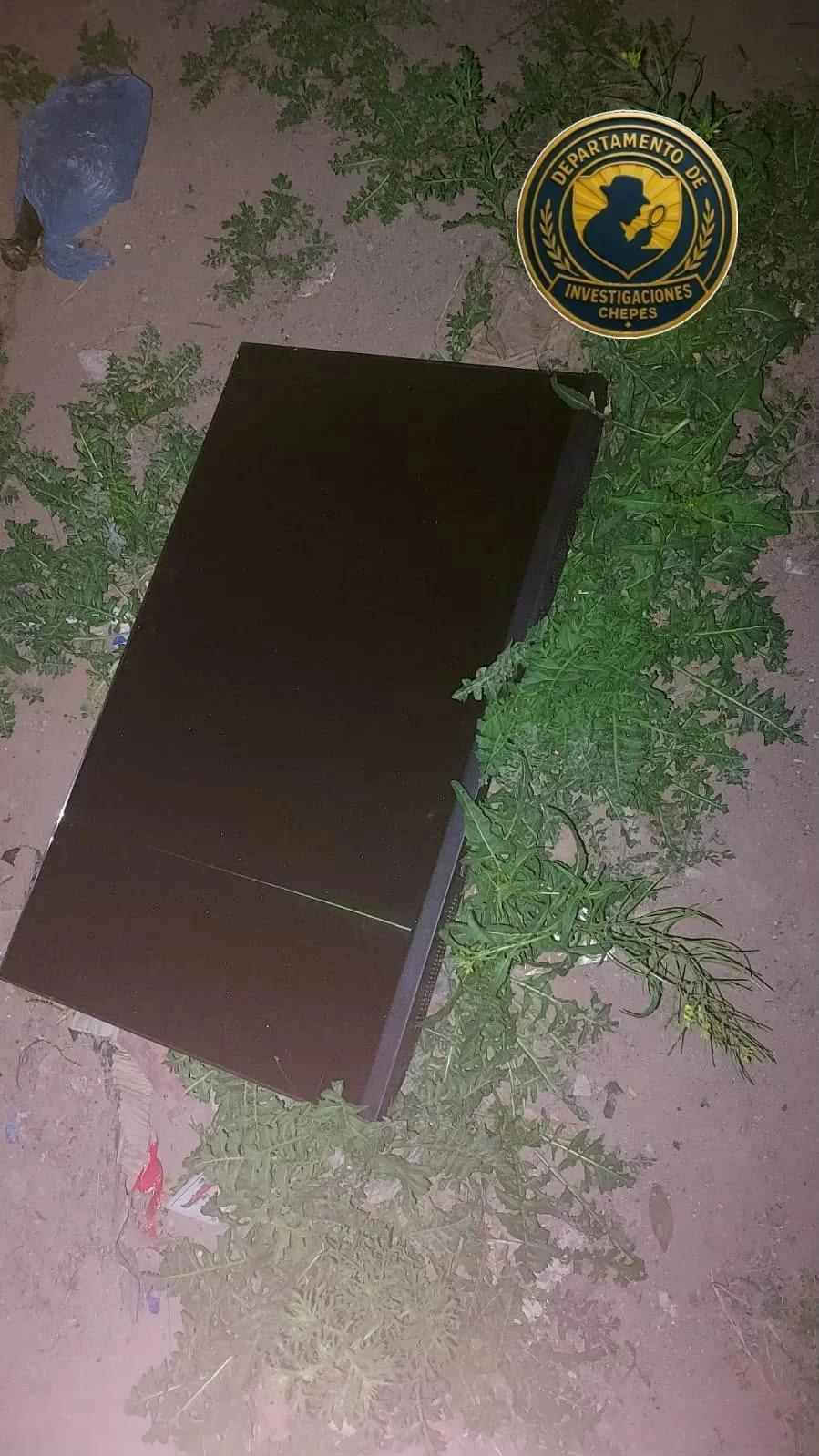 Recuperan un televisor abandonado en un descampado