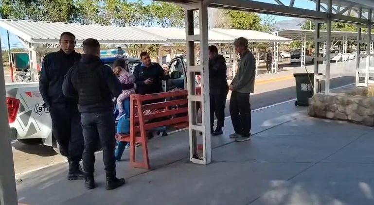 Demoran a un hombre acusado de golpear a su hija de 3 años en la Terminal de Ómn