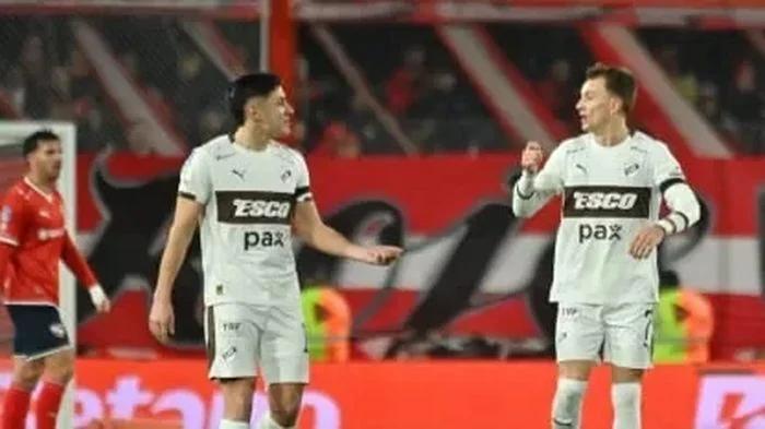 Platense aprovechó un insolito error de Idenpendiente y se llevó tres puntos de