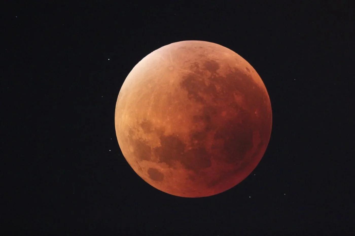 Eclipse de luna roja en el Dique de Los Sauces