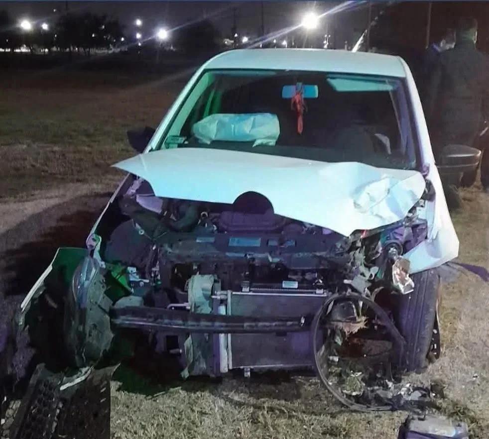 Mujer sufre lesiones tras chocar su auto contra una palmera